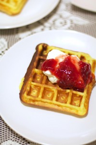 Gaufres maison, j'ai testé une recette Ladurée ce soir. Tried a waffle recipe from my Laduree book.